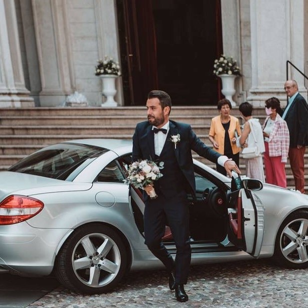 Sposo con abito su misura Allevi Sposo nel giorno delle nozze